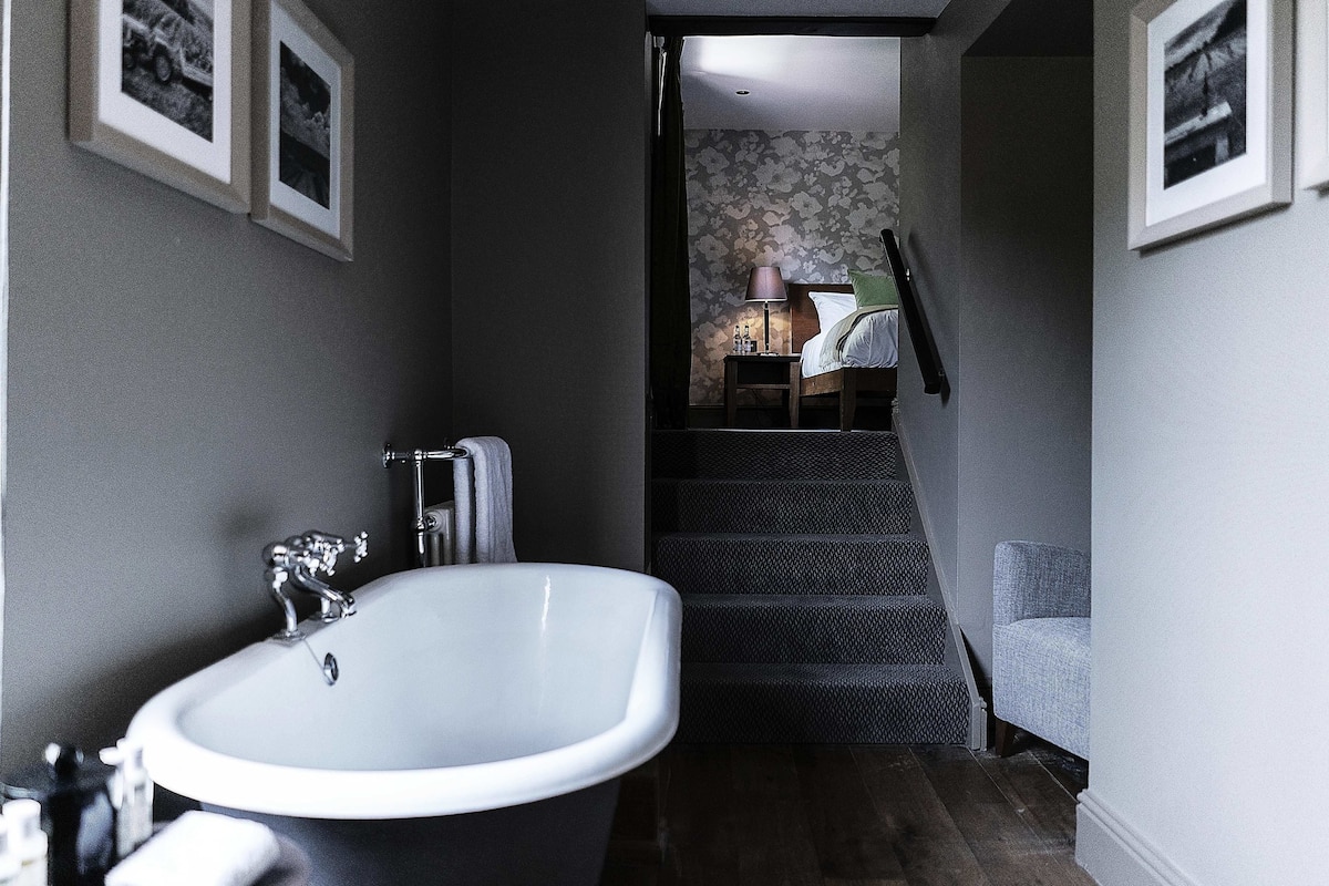 Deluxe Room | Bathroom | Free toiletries, hair dryer, towels, soap