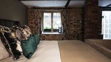 Suite | Desk, blackout curtains, iron/ironing board, free WiFi