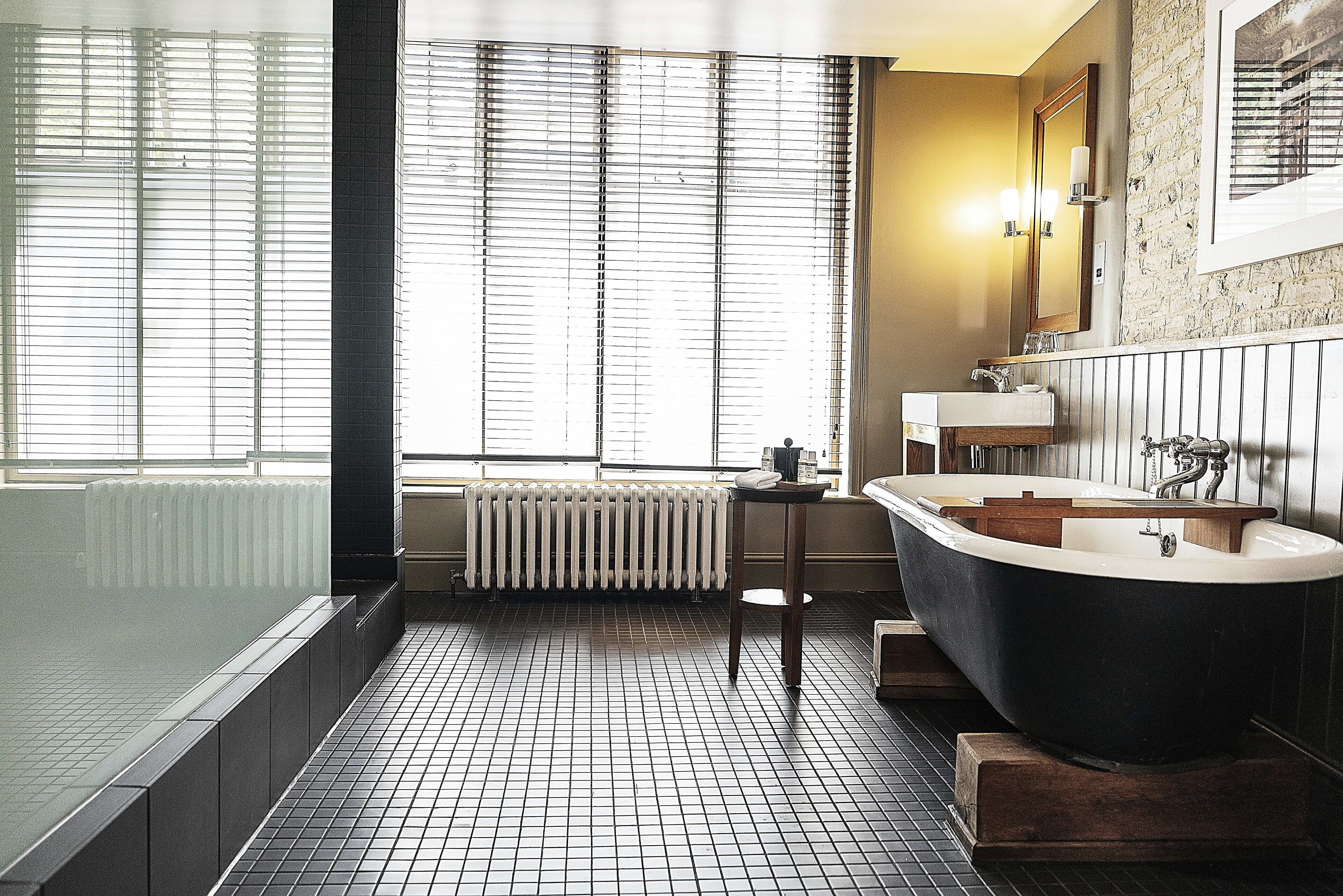 Junior Suite | Bathroom | Free toiletries, hair dryer, towels, soap