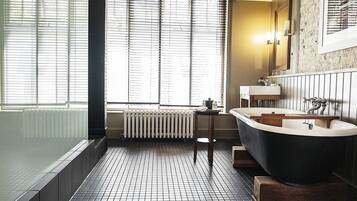 Junior Suite | Bathroom | Free toiletries, hair dryer, towels, soap