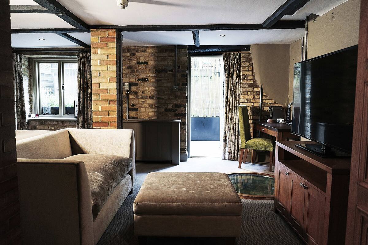 Suite | Desk, blackout curtains, iron/ironing board, free WiFi
