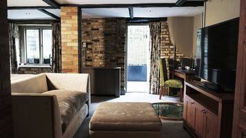 Suite | Desk, blackout drapes, iron/ironing board, free WiFi