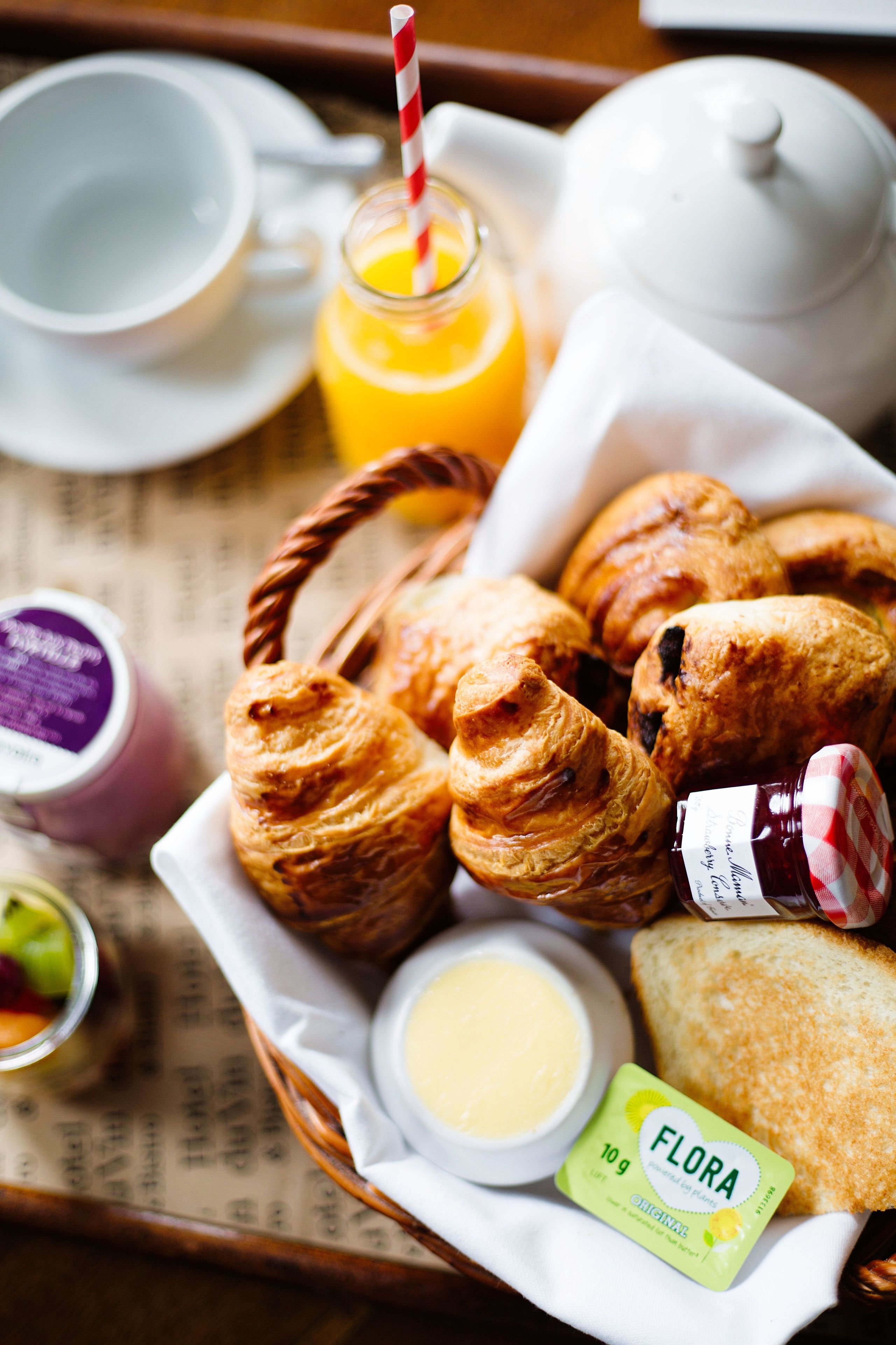 daily full breakfast (gbp 24 per person)