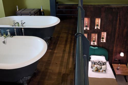 Suite Signature, 1 très grand lit | Salle de bain | Baignoire et douche séparées, articles de toilette (gratuits)