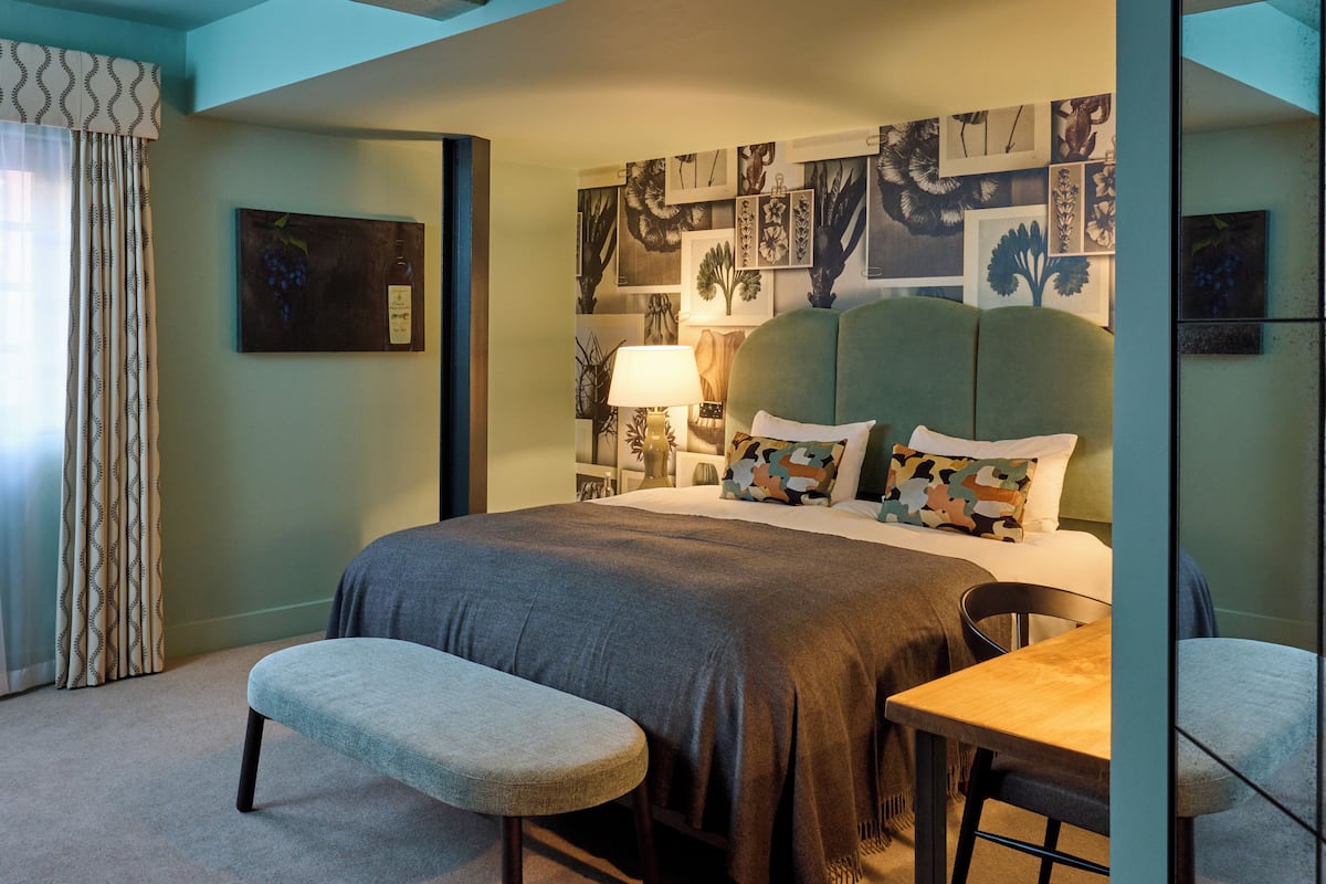Classic Room | Egyptian cotton sheets, premium bedding, desk, iron/ironing board