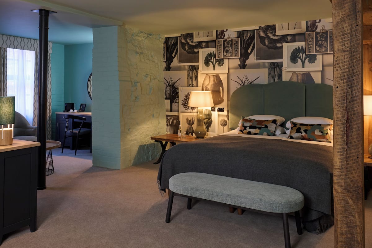 Junior Suite | Egyptian cotton sheets, premium bedding, desk, iron/ironing board