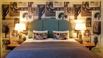 Classic Room | Egyptian cotton sheets, premium bedding, desk, iron/ironing board