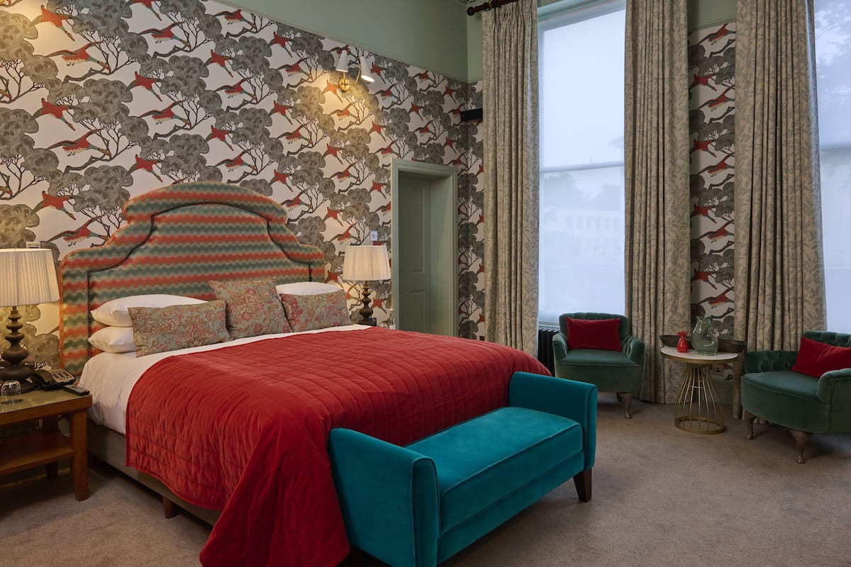 De Trafford Suite | Bộ đồ giường cao cấp, bàn, bàn ủi/dụng cụ ủi quần áo 