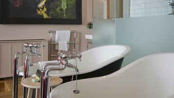 Wairau River Suite | Baño | Artículos de higiene personal gratuitos, secador de pelo y toallas