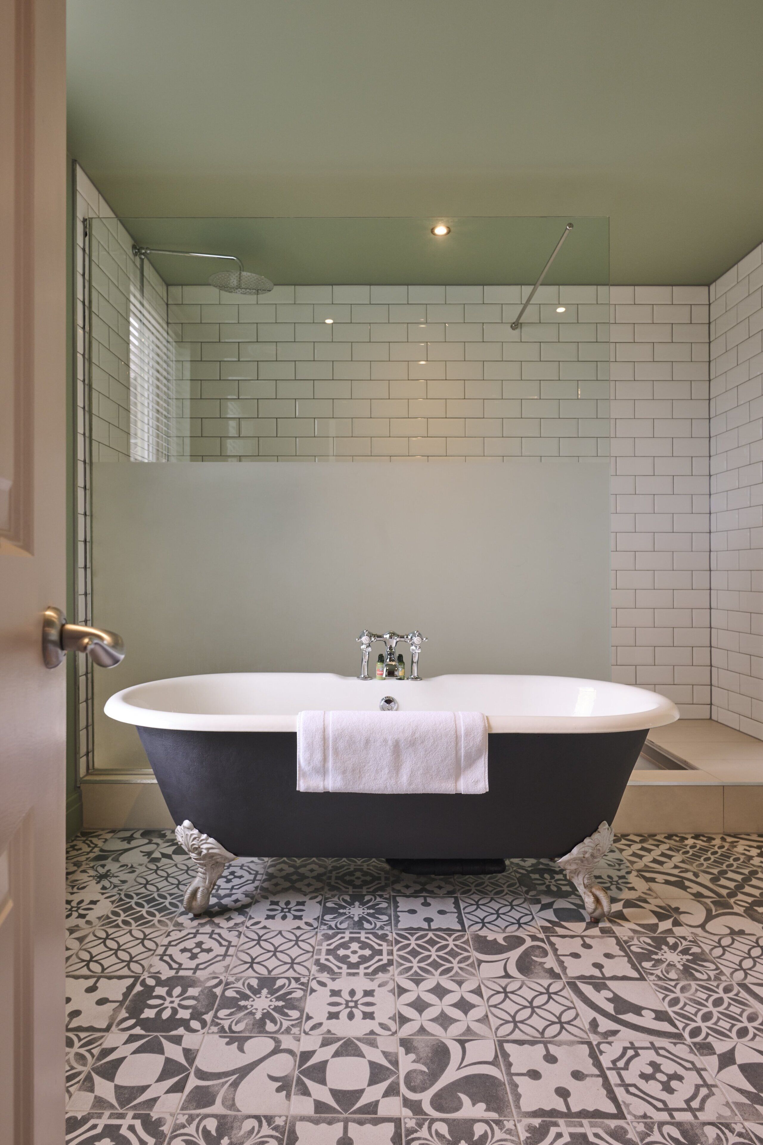 deluxe room | bathroom | free toiletries, hair dryer, towels, soap