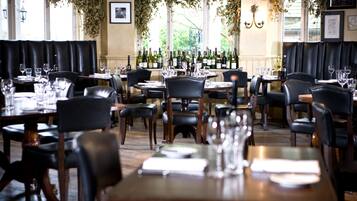 Se sirven desayunos, almuerzos, cenas y cocina británica