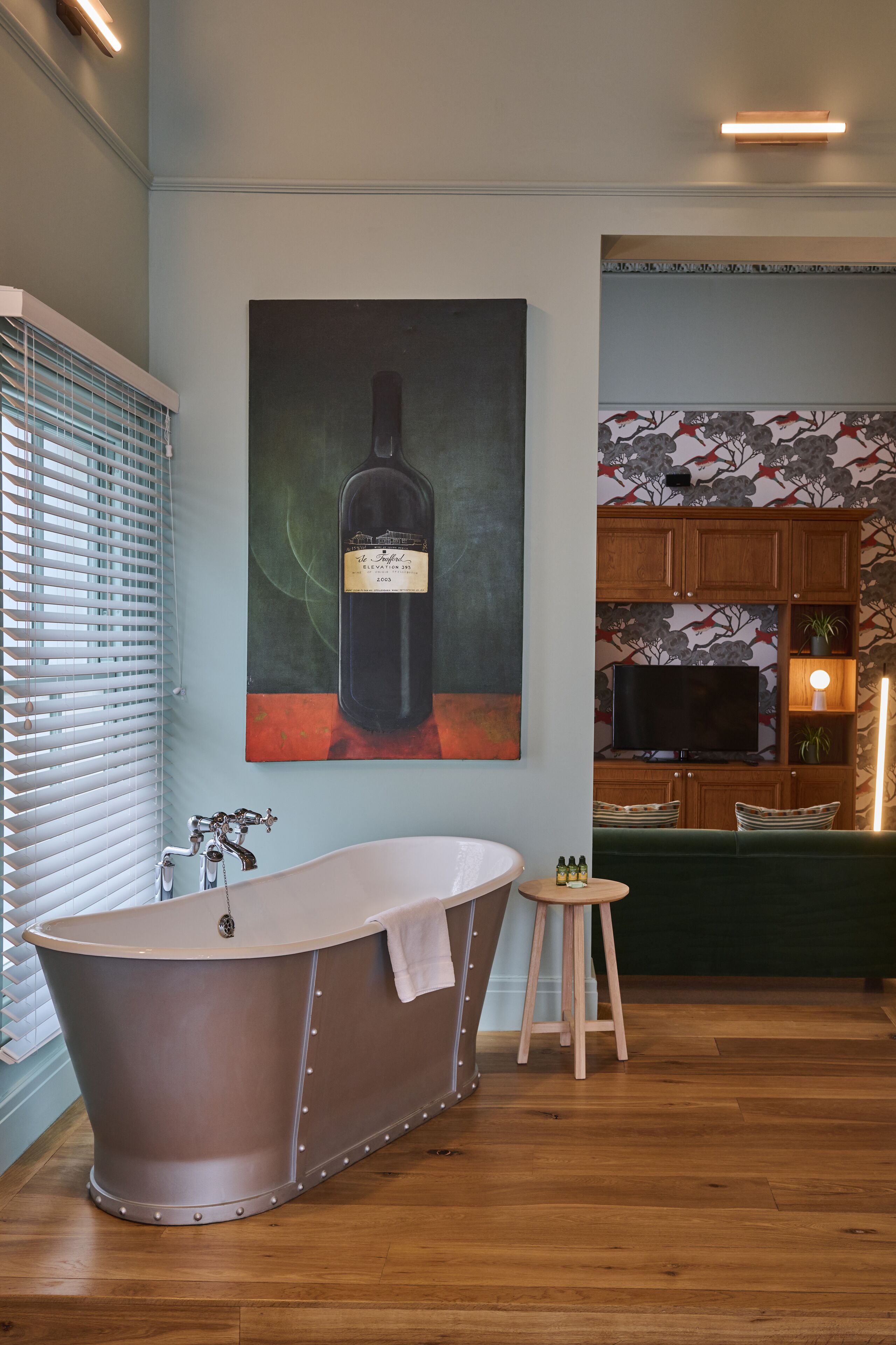 de trafford suite | premium bedding, desk, iron/ironing board, free cots/infant beds