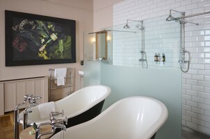 Wairau River Suite | Baño | Artículos de higiene personal gratuitos, secador de pelo y toallas
