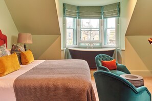 Suite junior | Escritorio, cortinas blackout y insonorización 