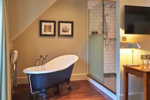 Suite junior | Baño | Amenidades de baño gratuitas, secadora de cabello, toallas, jabón 