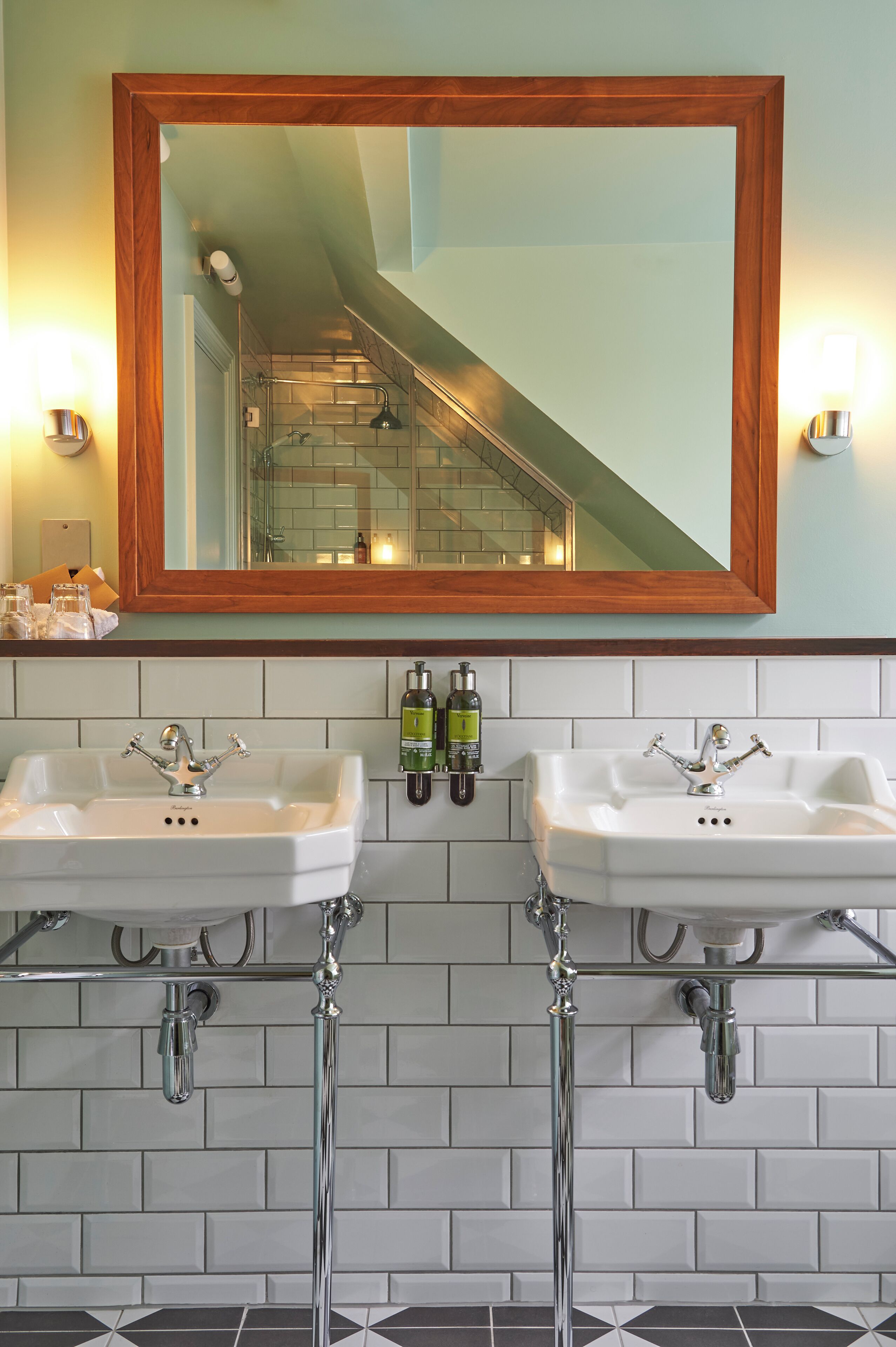 junior suite | bathroom | free toiletries, hair dryer, towels, soap