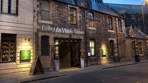 Un edifici històric amb el rètol "Hotel du Vin & Bistro" que indica un restaurant i un hotel.