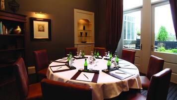 Breakfast, lunch, dinner served; British cuisine