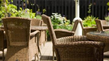 Breakfast, lunch, dinner served; British cuisine