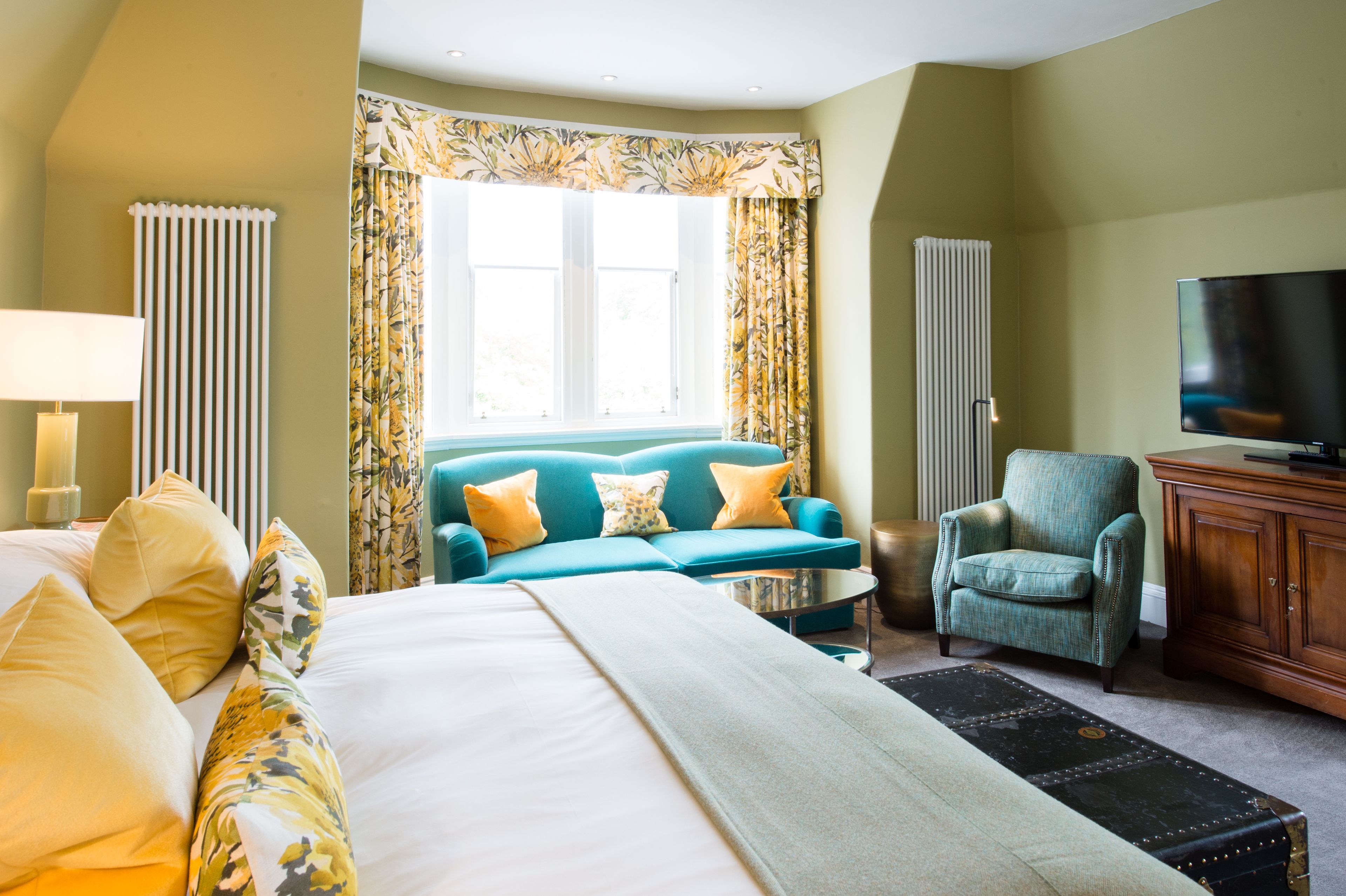 deluxe room | egyptian cotton sheets, premium bedding, in-room safe, desk