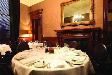 Breakfast, lunch, dinner served; British cuisine