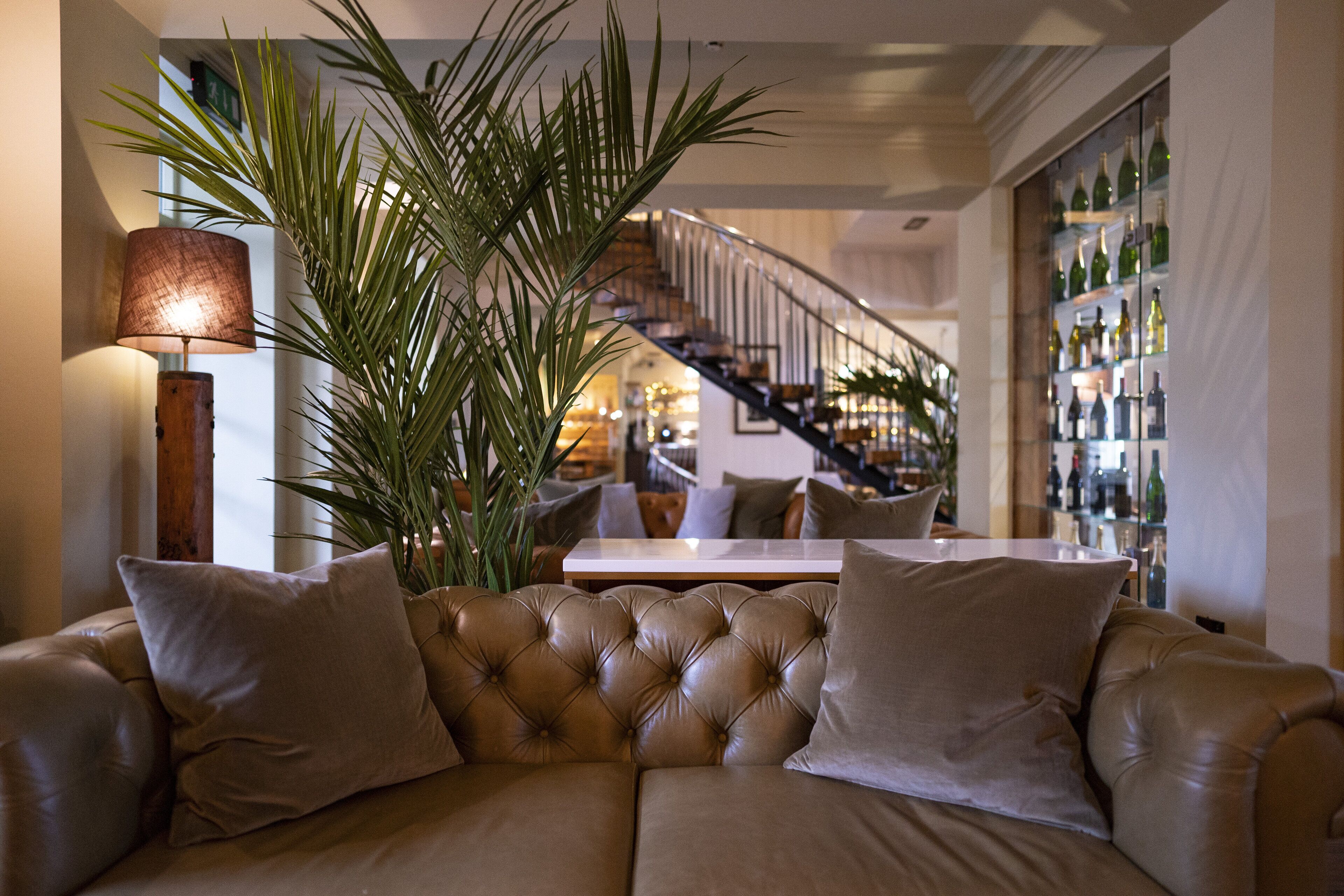 Se sirven desayunos, comidas y cocina británica con mesas al aire libre