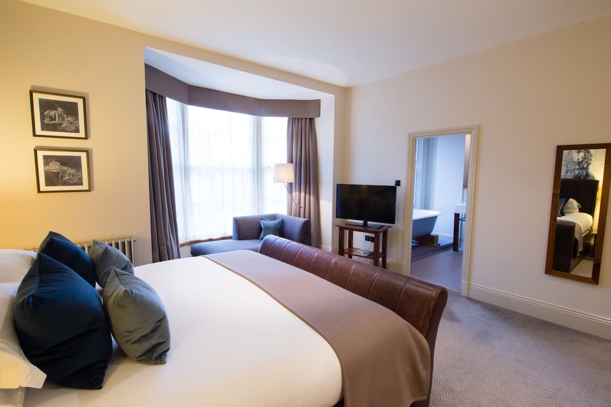 Chambre Deluxe double | Draps en coton égyptien, literie de qualité, bureau