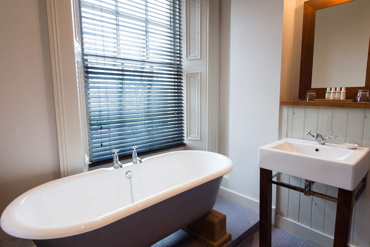 deluxe double room | bathroom | free toiletries, hair dryer, towels, soap