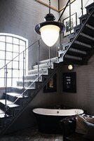 特色套房 | 埃及棉床单、高档床上用品、办公桌、遮光窗帘