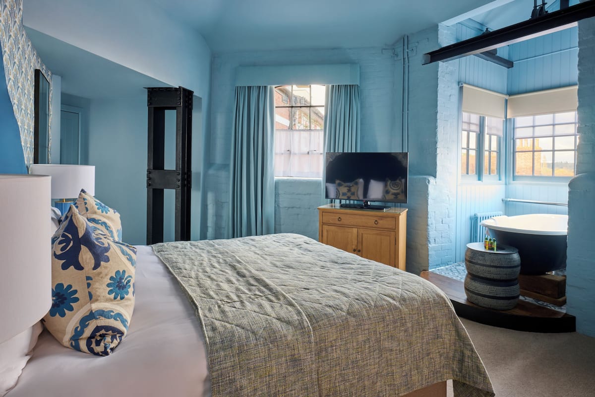 Deluxe Room | Egyptian cotton sheets, premium bedding, desk, blackout curtains