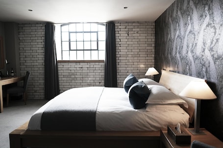 Deluxe Room | 1 bedroom, Egyptian cotton sheets, premium bedding, desk