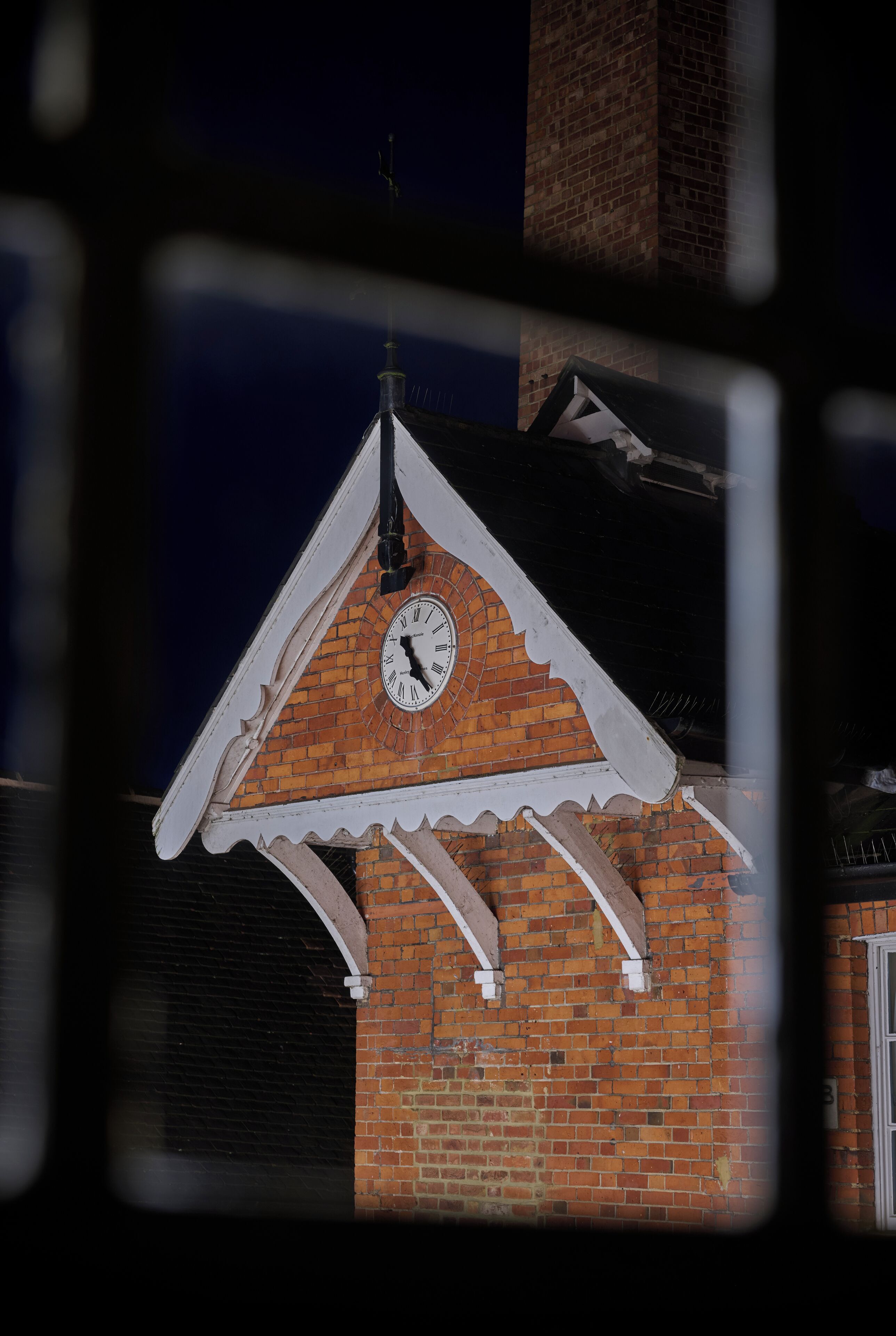 Un edificio de ladrillo con una torre de reloj.