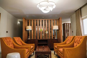 Frokost og lunsj serveres, internasjonale retter, utsikt mot bassenget 