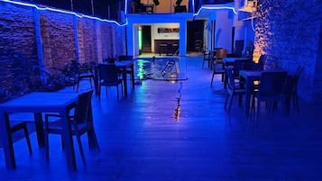 Utomhuspool, parasoller och solstolar