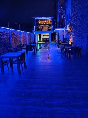 Außenpool, Sonnenschirme, Liegestühle