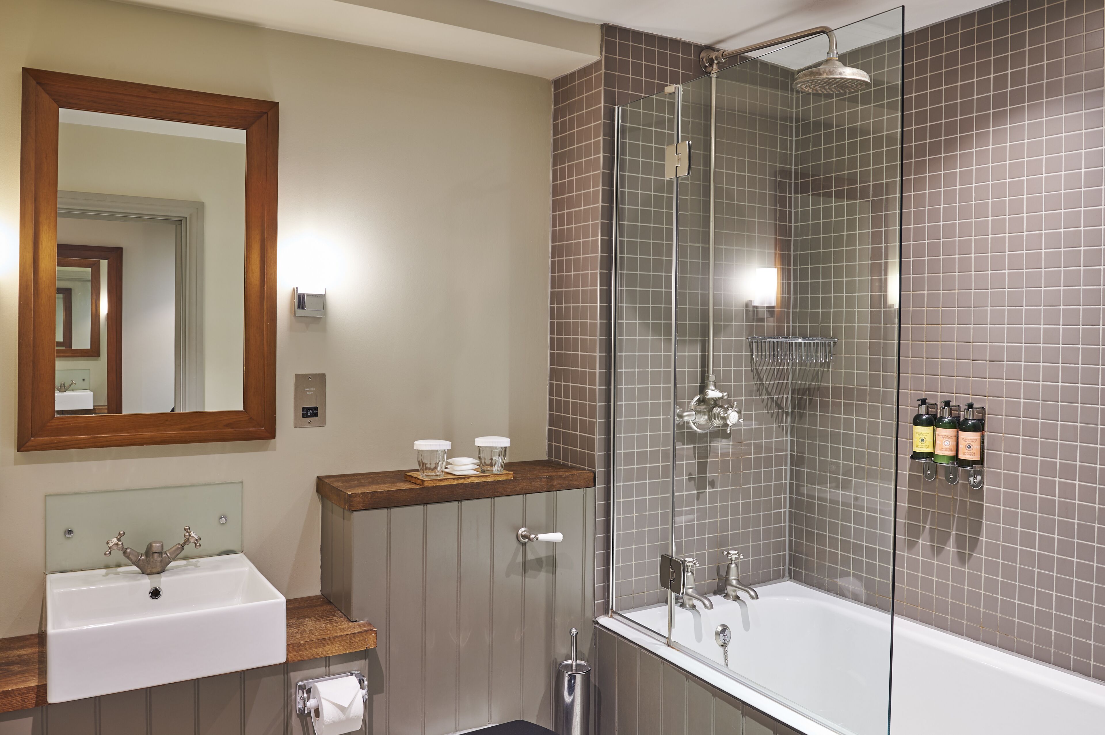 classic room | bathroom | free toiletries, hair dryer, towels, soap