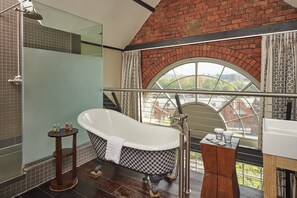 Studio suite | Badkamer | Gratis toiletartikelen, een haardroger, handdoeken, zeep