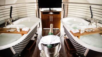 Suite | Bathroom | Free toiletries, hair dryer, towels, soap