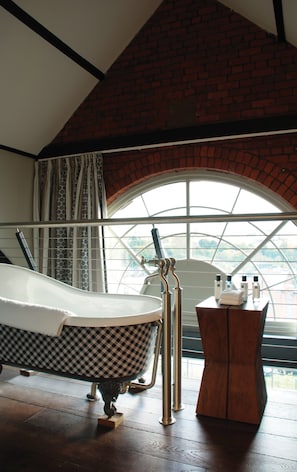 Bridge View Suite | Deep-soaking bathtub