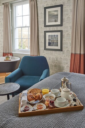 Deluxe dubbelrum | Egyptiska bomullslakan, sängtillbehör av högsta kvalitet och skrivbord