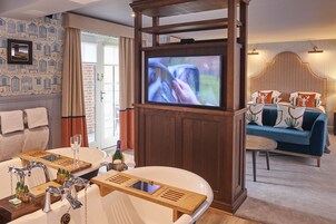 套房 | 埃及棉床单、高档床上用品、办公桌、遮光窗帘