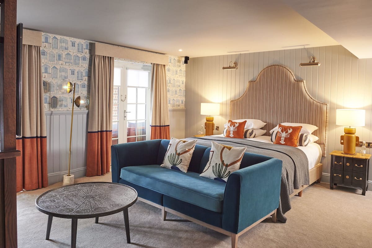 signature suite | egyptian cotton sheets, premium bedding, desk, blackout curtains