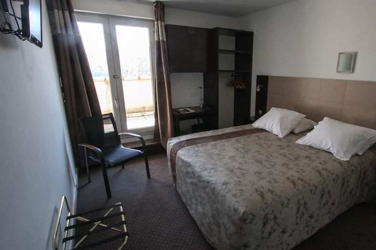 Desk, soundproofing, cribs (free), rollaway beds (surcharge)