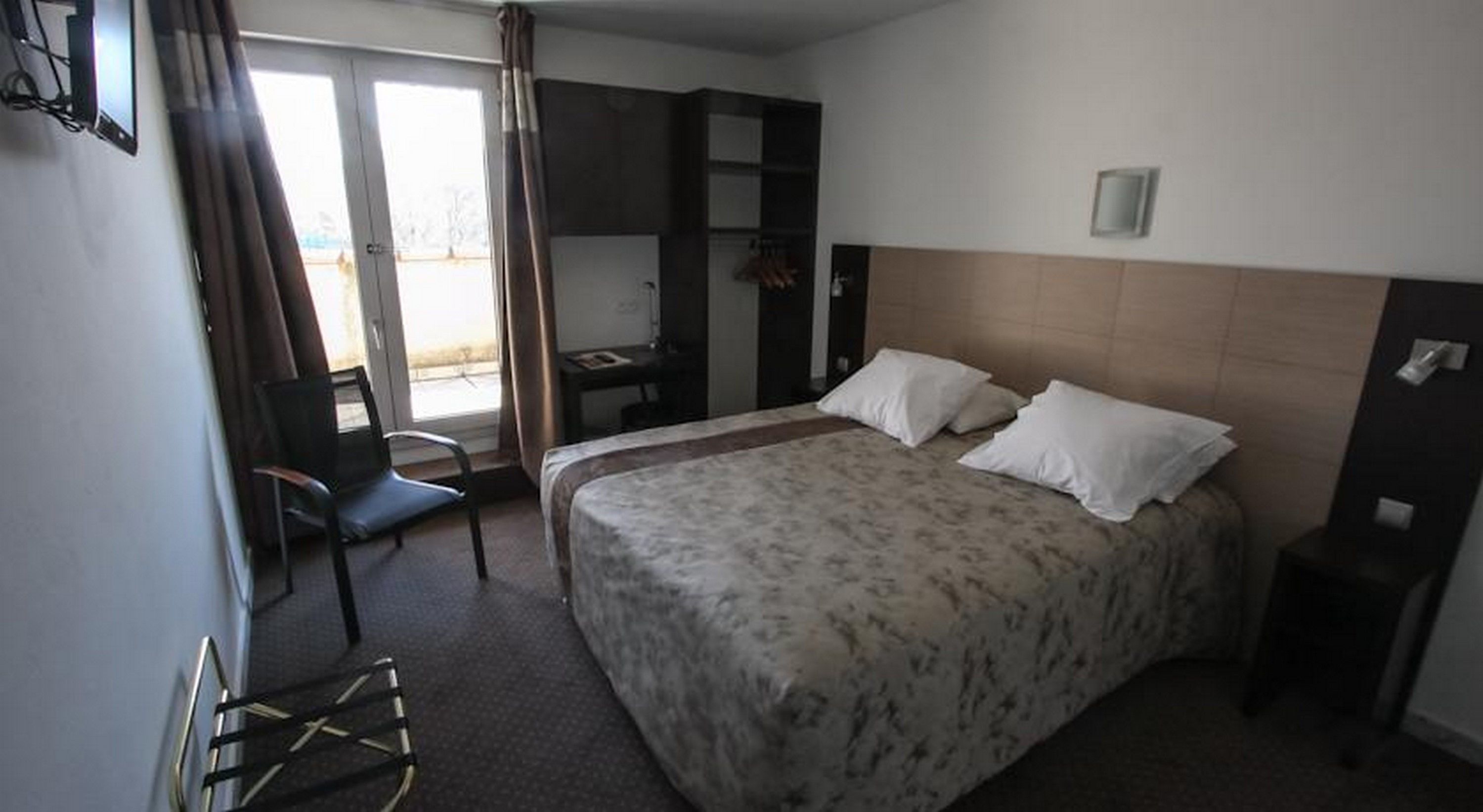 Desk, soundproofing, free cribs/infant beds, rollaway beds