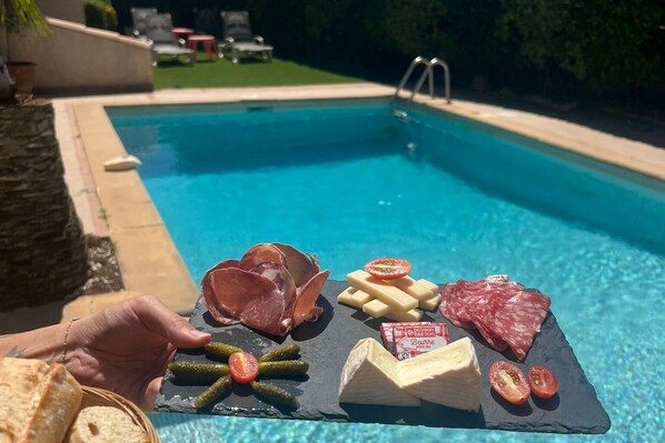 Una piscina al aire libre de temporada