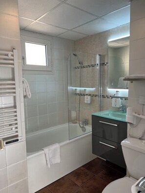 Double Room | Bathroom | Hair dryer, towels - Adonis Arc Hôtel Aix (Aix-en-Provence)