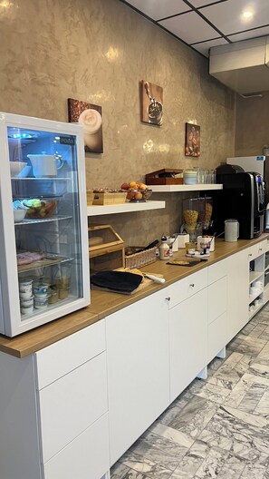 Colazione a buffet, servita tutte le mattine (11 EUR a persona) 