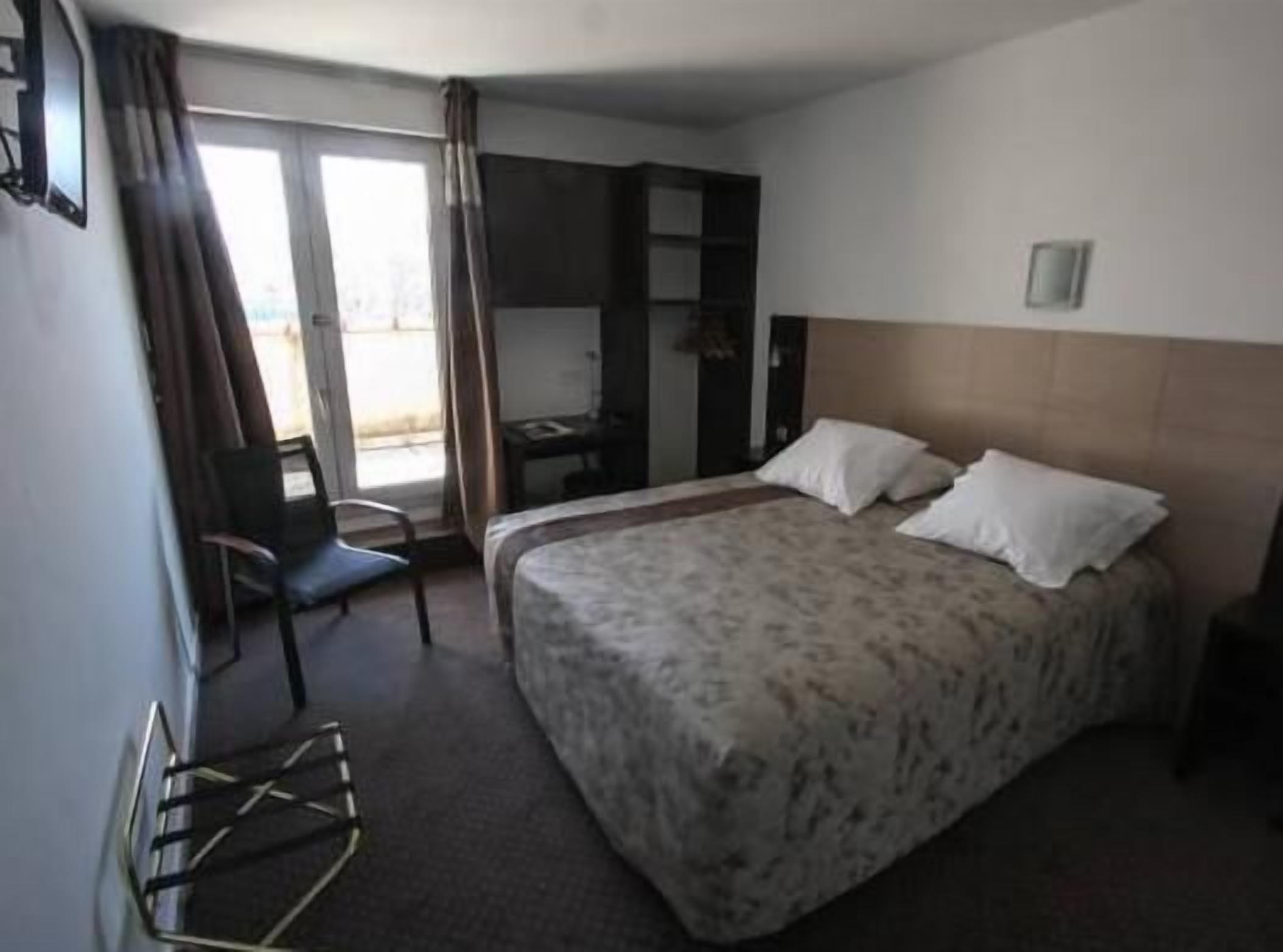 Desk, soundproofing, free cribs/infant beds, rollaway beds