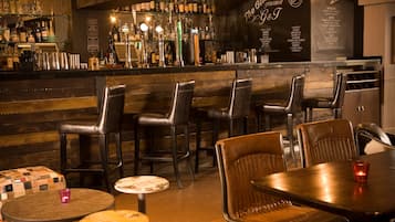 2 bars/lounges