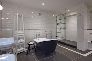 Suite | Salle de bain | Articles de toilette gratuits, sĂšche-cheveux, serviettes fournies, savon